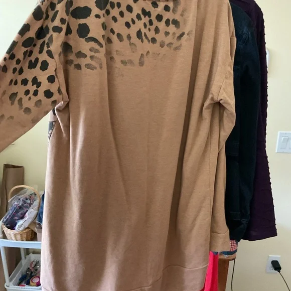 EUC, Chico’s awesome Leopard Print Tan long sleeve top. Sz. 1 - Picture 3 of 4